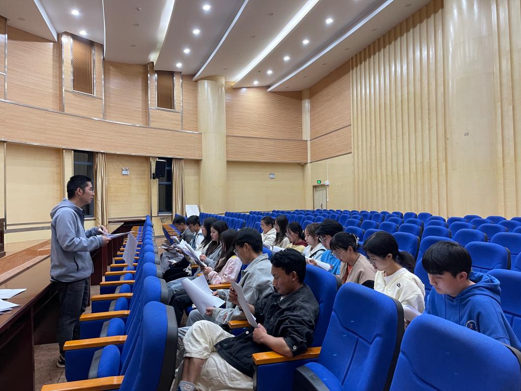 化學(xué)工程學(xué)院學(xué)生第四黨支部組織學(xué)習(xí)黨的二十大報(bào)告