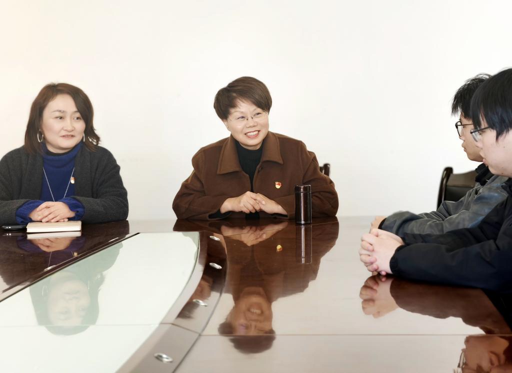 校黨委副書(shū)記陳華仙深入化學(xué)工程學(xué)院與聯(lián)系班級(jí)學(xué)生座談交流